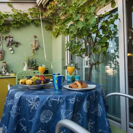 Tahita Apartament *